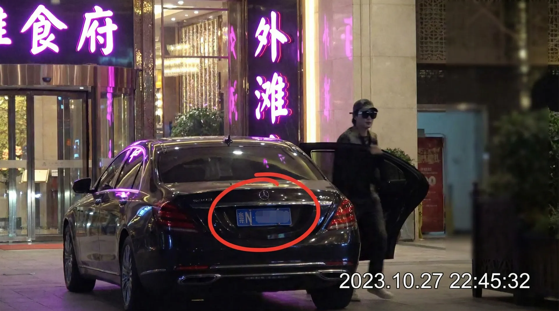 HB火博体育平台 - 豪车餐厅外偷拍